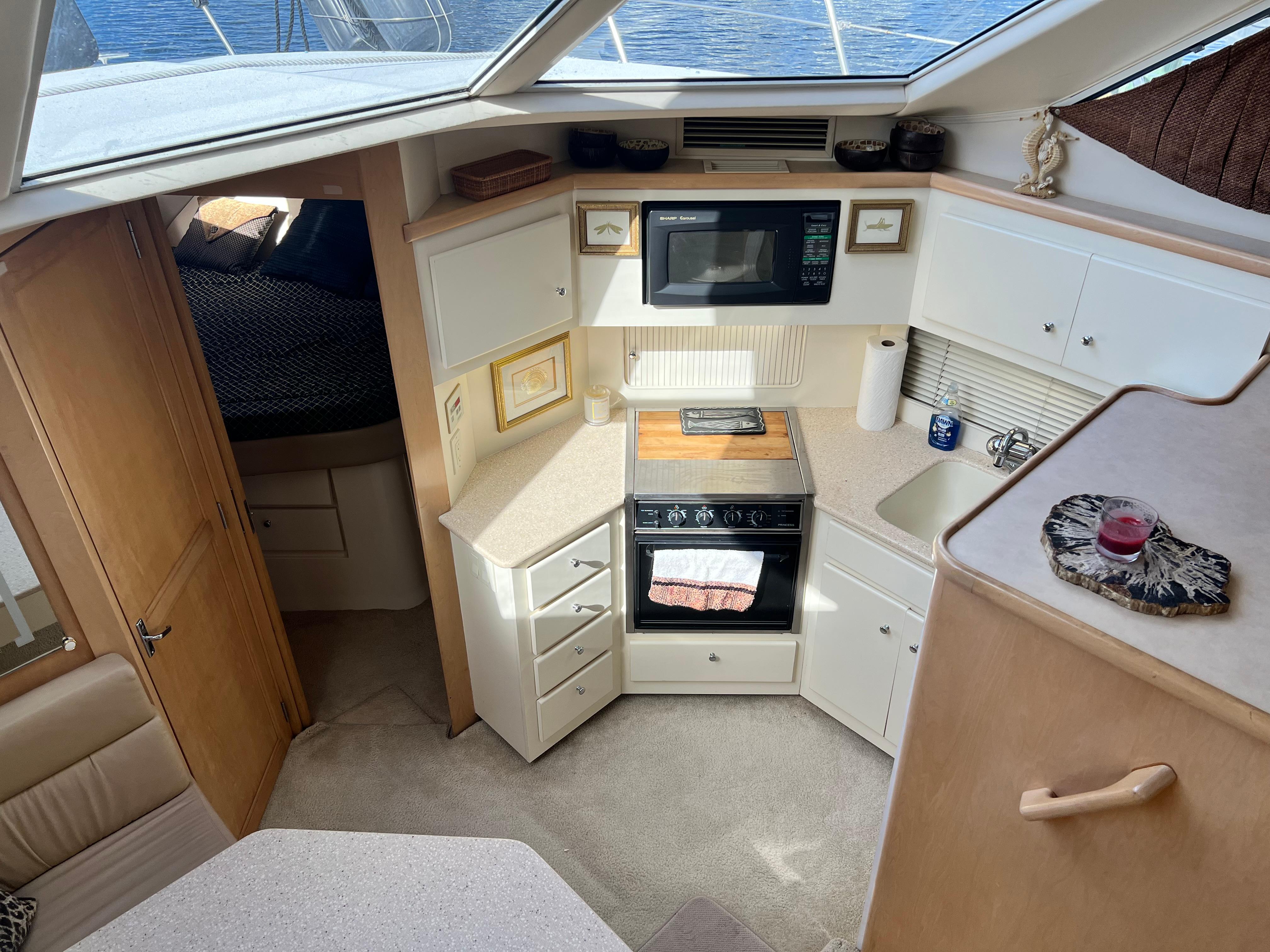 1998 Carver 405 Aft Cabin Motoryacht Aft Cabin for sale - YachtWorld