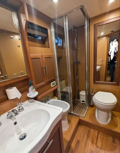  Yacht Photos Pics Luxurious bathroom in 2006 Mochi Craft 51 Dolphin yacht with modern fixtures.