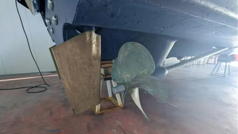  Yacht Photos Pics 2006 Mochi Craft 51 Dolphin yacht propeller and rudder in dry dock.