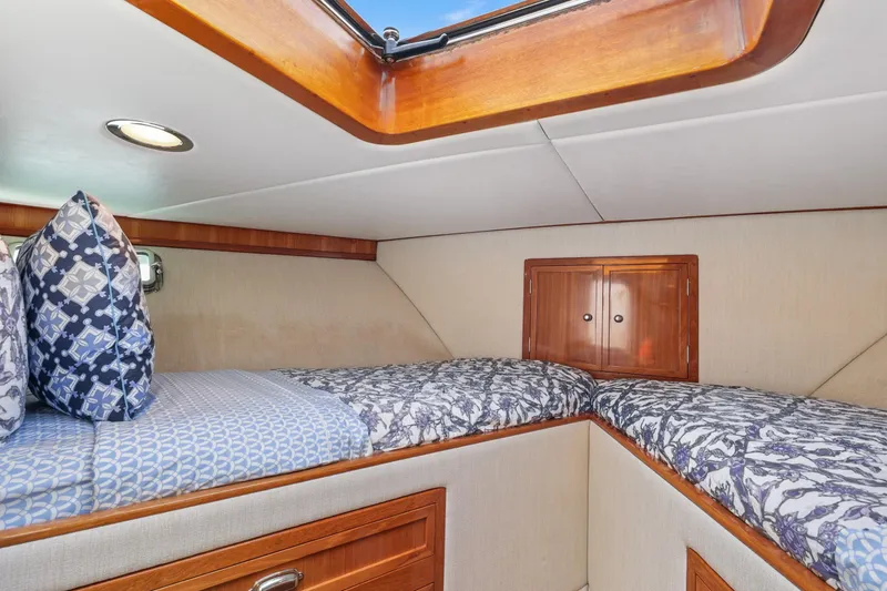 Amakua Yacht Photos Pics 1970 Hargrave Yachtfisher cabin interior with twin beds and decorative pillows.