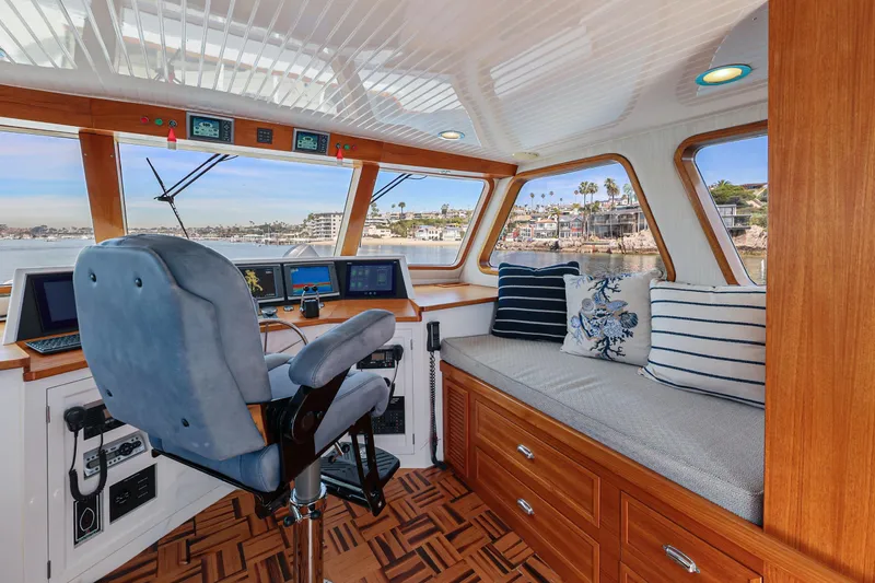 Amakua Yacht Photos Pics 1970 Hargrave Yachtfisher helm with plush seating, nautical decor, and panoramic windows.
