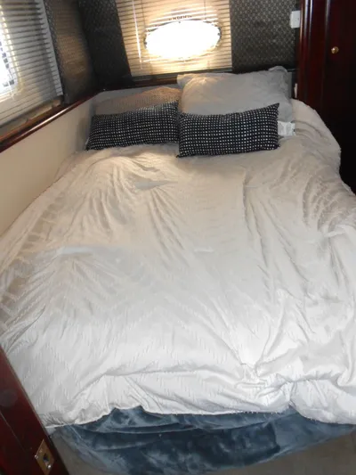 Fifty-150 Yacht Photos Pics 1999 Silverton 352 MY yacht bedroom with cozy bedding and pillows.