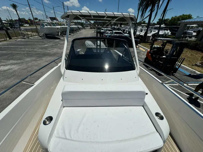  Yacht Photos Pics 2024 Windy SR28 CC boat with white seating and windshield in a marina.