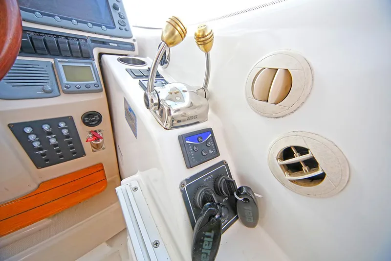 Ciao Bella Yacht Photos Pics Control panel of a 2007 Tiara Yachts 3900 Sovran with throttle levers and navigation instruments.
