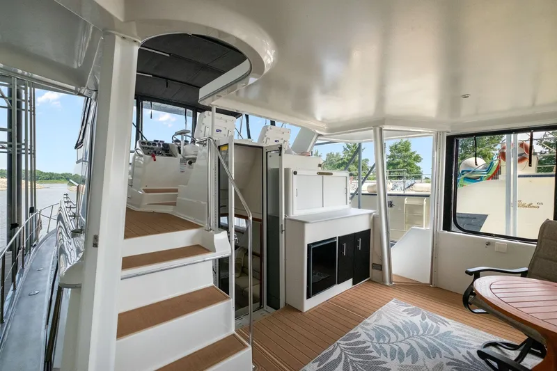 Starship Yacht Photos Pics 1996 Carver 440 Aft Cabin Motor Yacht interior with helm, seating, and river view.