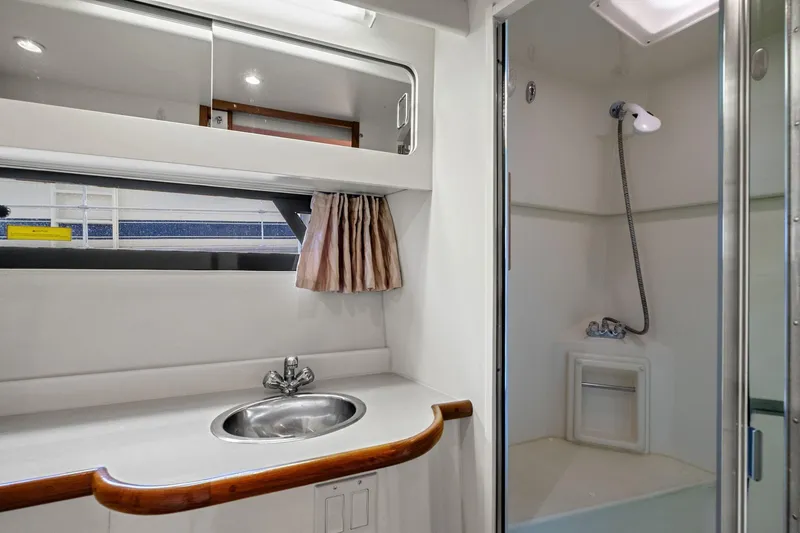Starship Yacht Photos Pics Bathroom interior of 1996 Carver 440 Aft Cabin Motor Yacht with sink and shower.