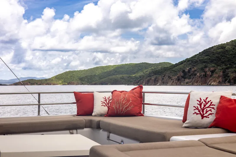 Cascadia 2 Yacht Photos Pics 