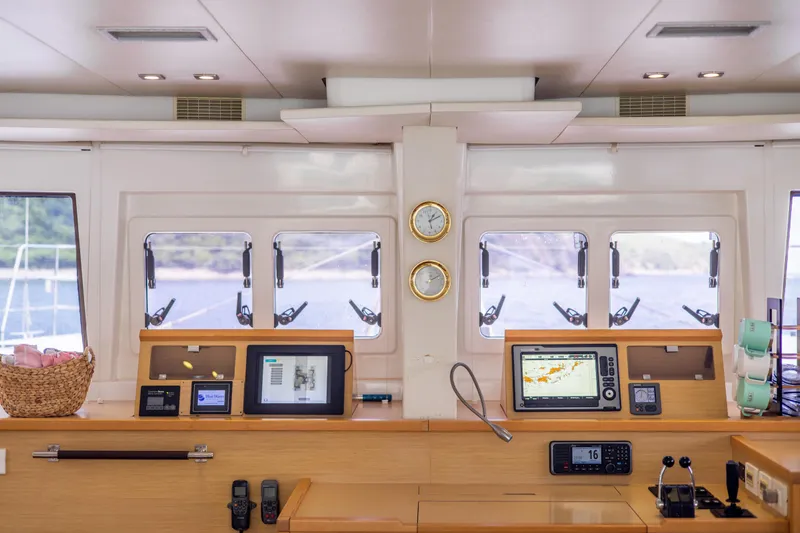 Cascadia 2 Yacht Photos Pics 