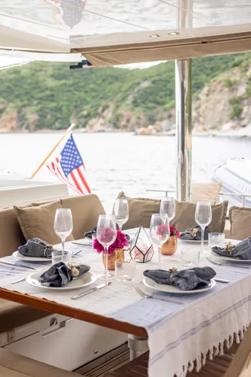 Cascadia 2 Yacht Photos Pics 