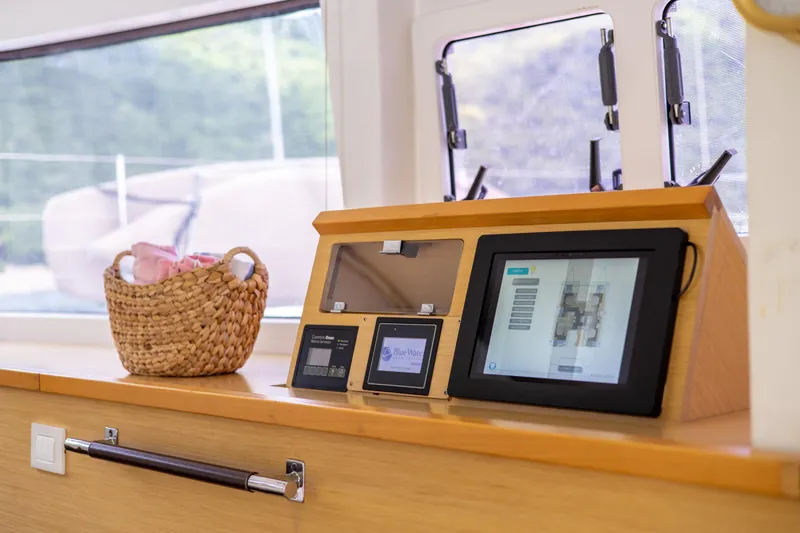 Cascadia 2 Yacht Photos Pics 