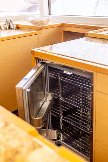 Cascadia 2 Yacht Photos Pics 