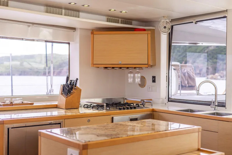 Cascadia 2 Yacht Photos Pics 