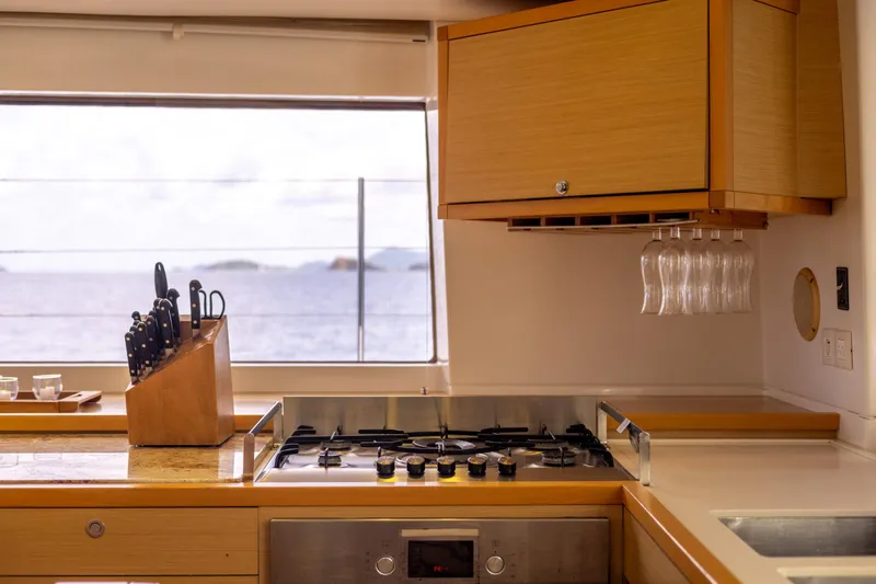 Cascadia 2 Yacht Photos Pics 