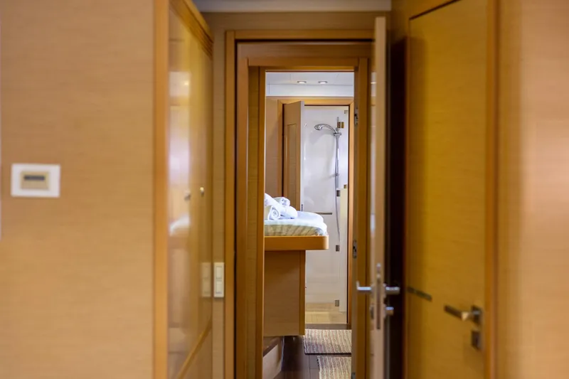 Cascadia 2 Yacht Photos Pics 