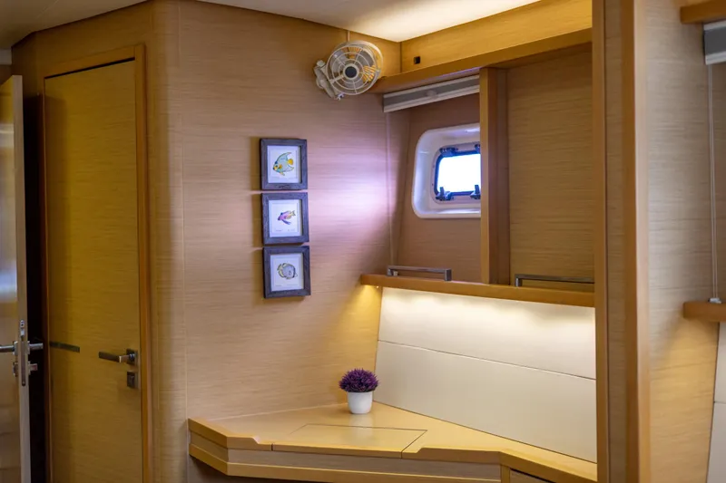 Cascadia 2 Yacht Photos Pics 