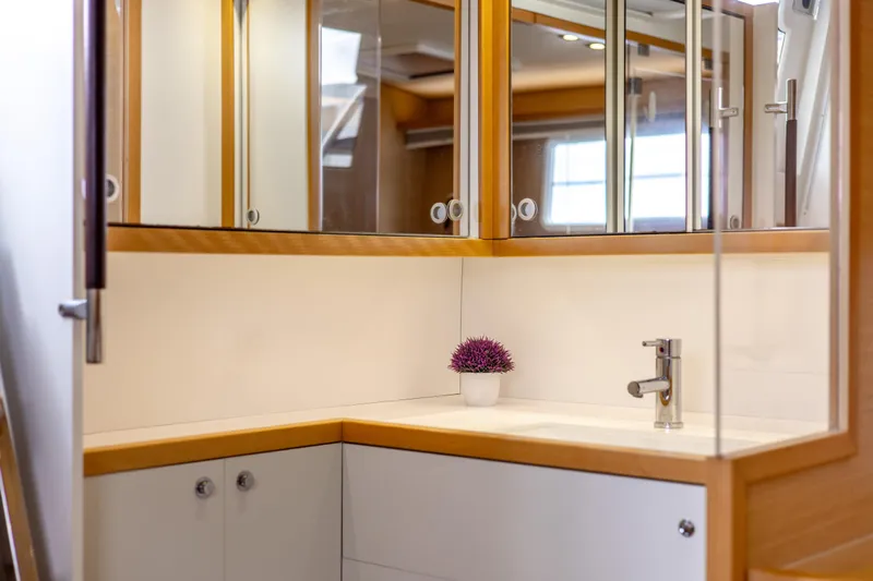 Cascadia 2 Yacht Photos Pics 