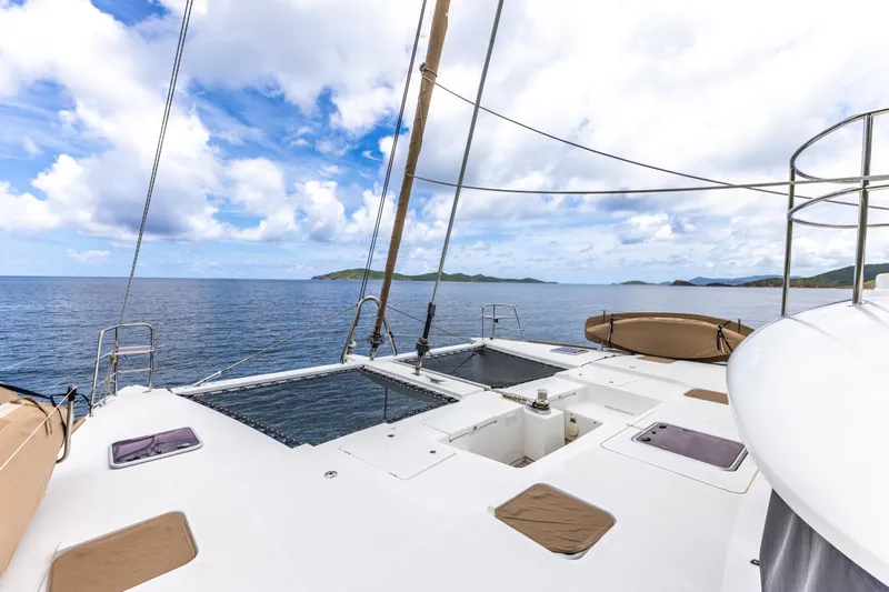 Cascadia 2 Yacht Photos Pics 