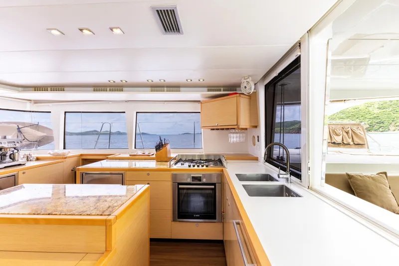 Cascadia 2 Yacht Photos Pics 