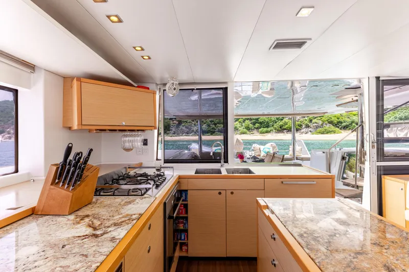 Cascadia 2 Yacht Photos Pics 