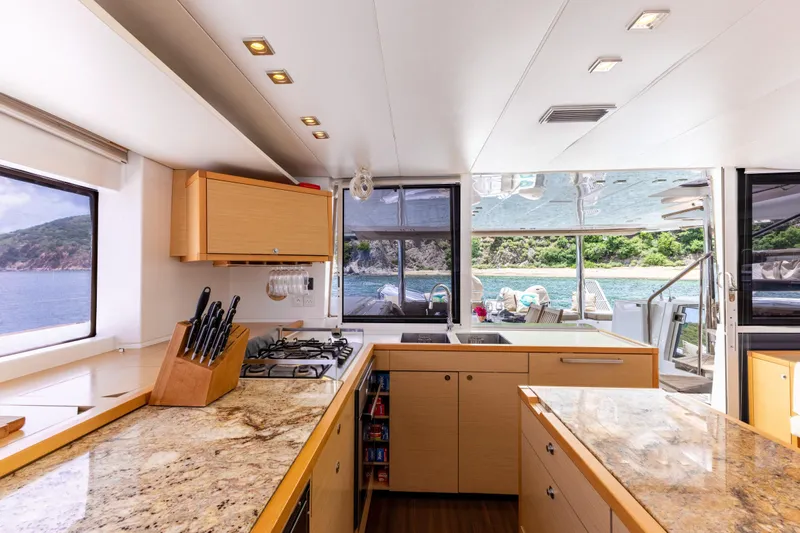 Cascadia 2 Yacht Photos Pics 