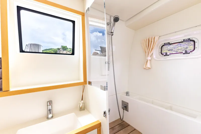 Cascadia 2 Yacht Photos Pics 