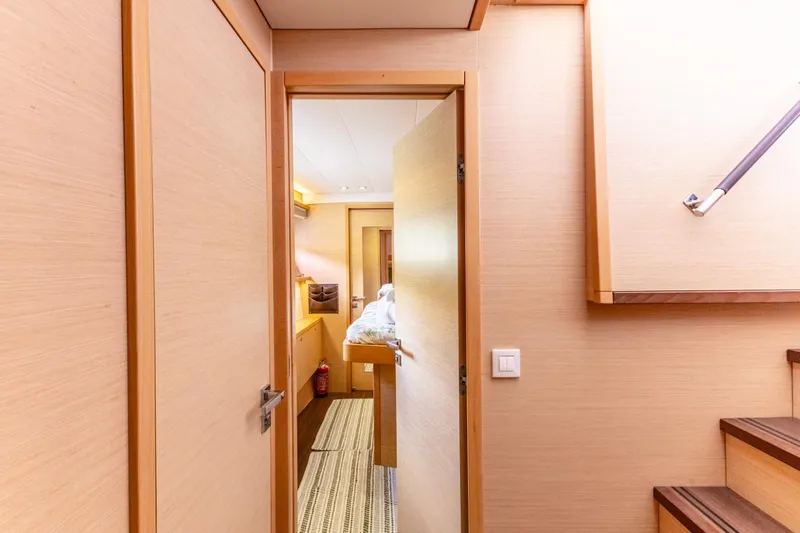 Cascadia 2 Yacht Photos Pics 