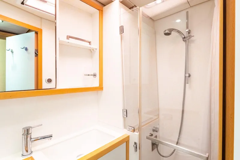 Cascadia 2 Yacht Photos Pics 