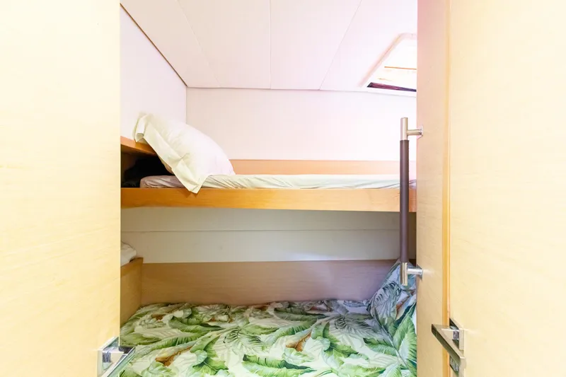 Cascadia 2 Yacht Photos Pics 