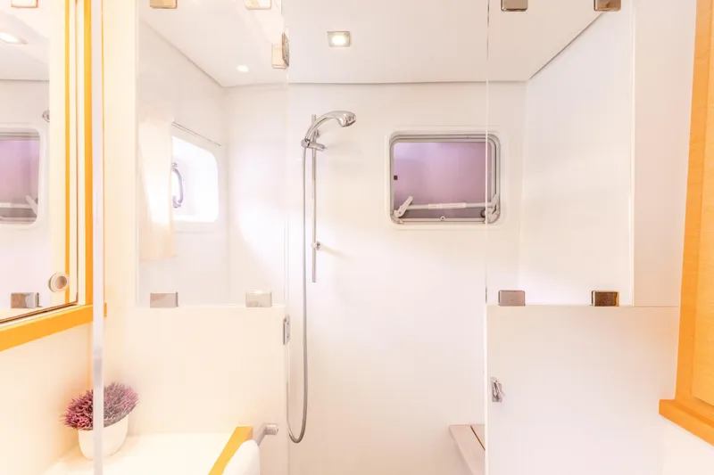 Cascadia 2 Yacht Photos Pics 