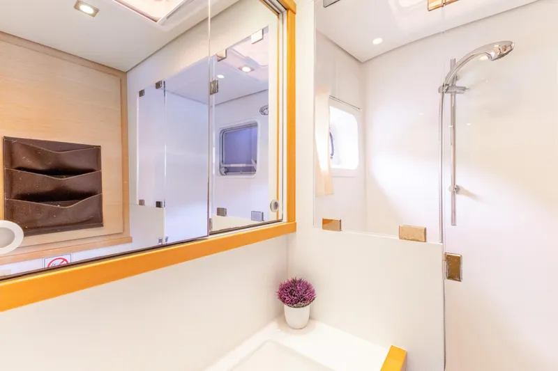 Cascadia 2 Yacht Photos Pics 