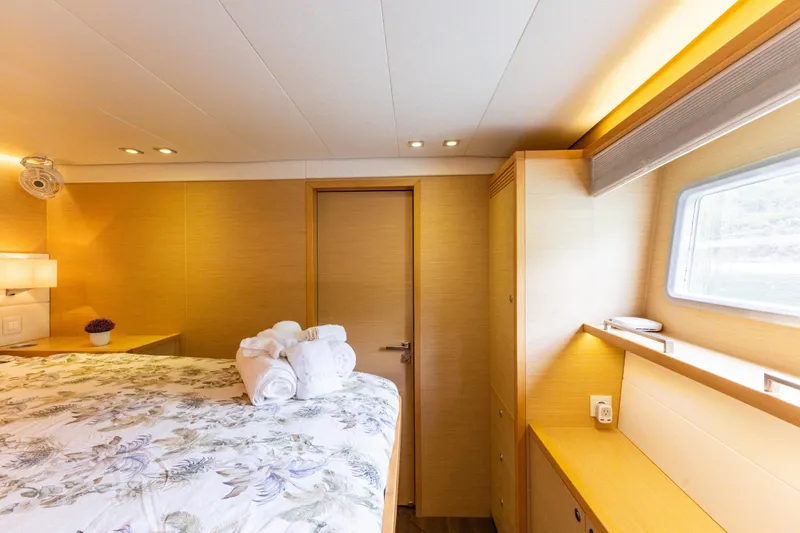 Cascadia 2 Yacht Photos Pics 