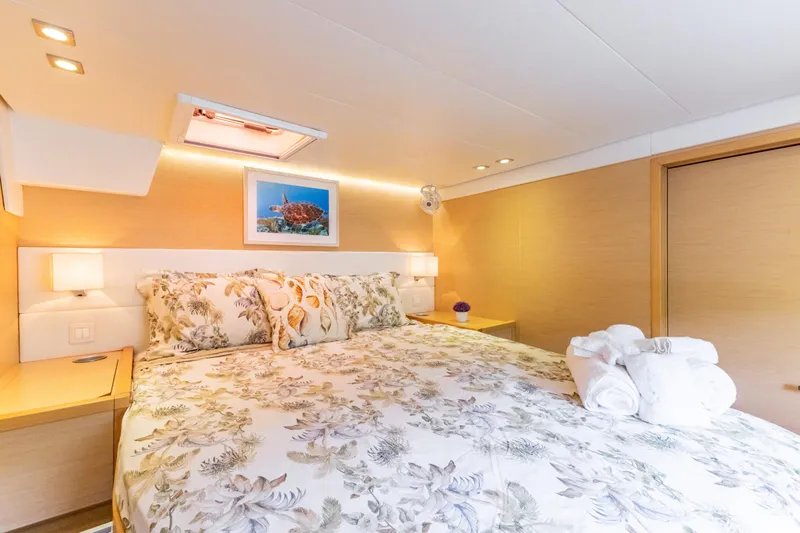 Cascadia 2 Yacht Photos Pics 