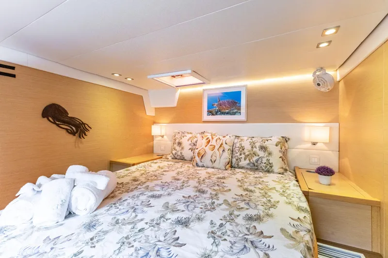 Cascadia 2 Yacht Photos Pics 