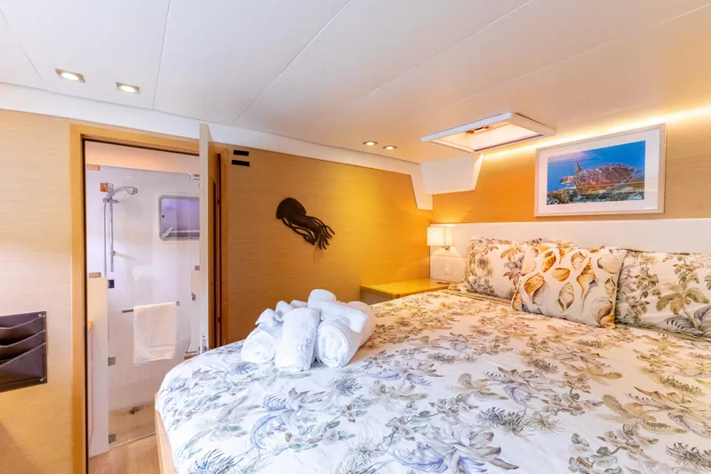 Cascadia 2 Yacht Photos Pics 