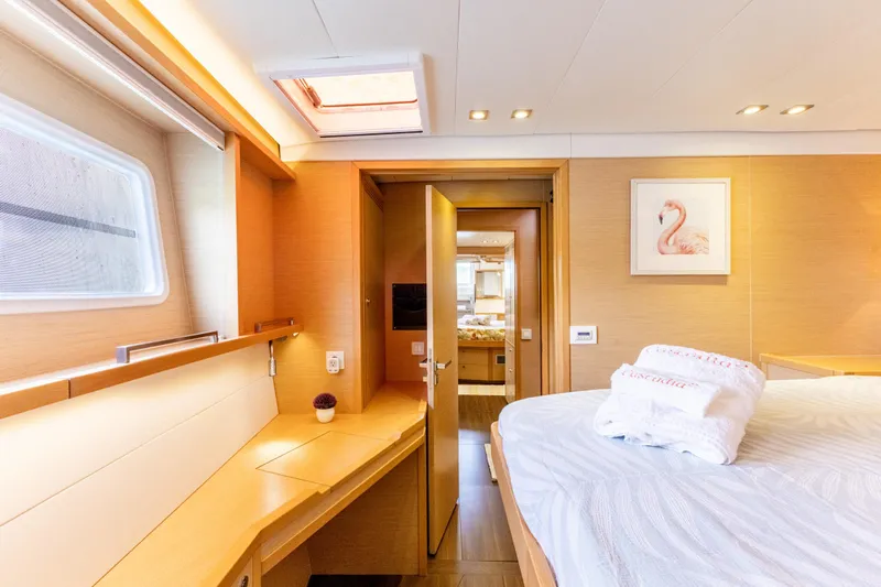 Cascadia 2 Yacht Photos Pics 