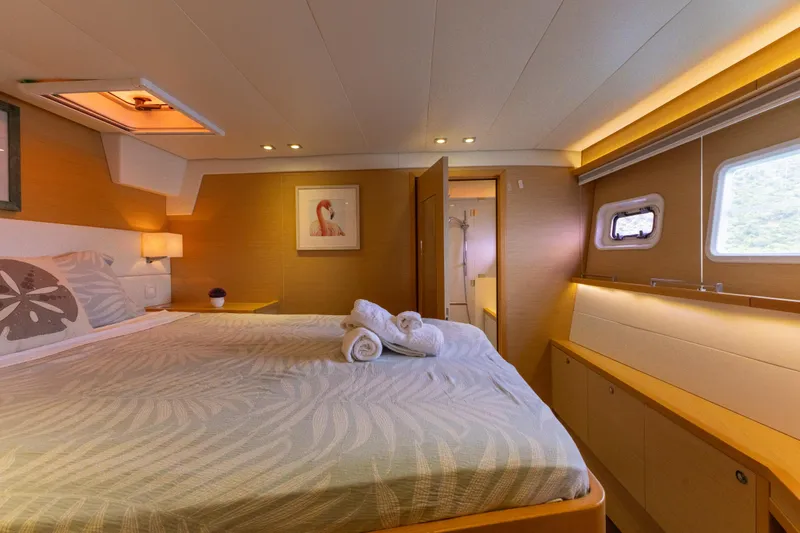 Cascadia 2 Yacht Photos Pics 