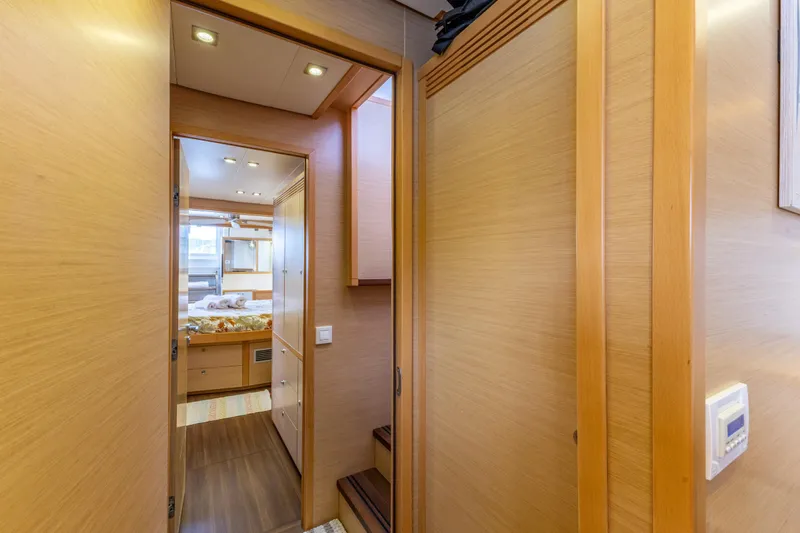 Cascadia 2 Yacht Photos Pics 