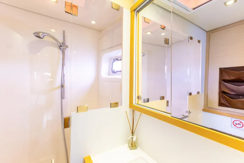 Cascadia 2 Yacht Photos Pics 