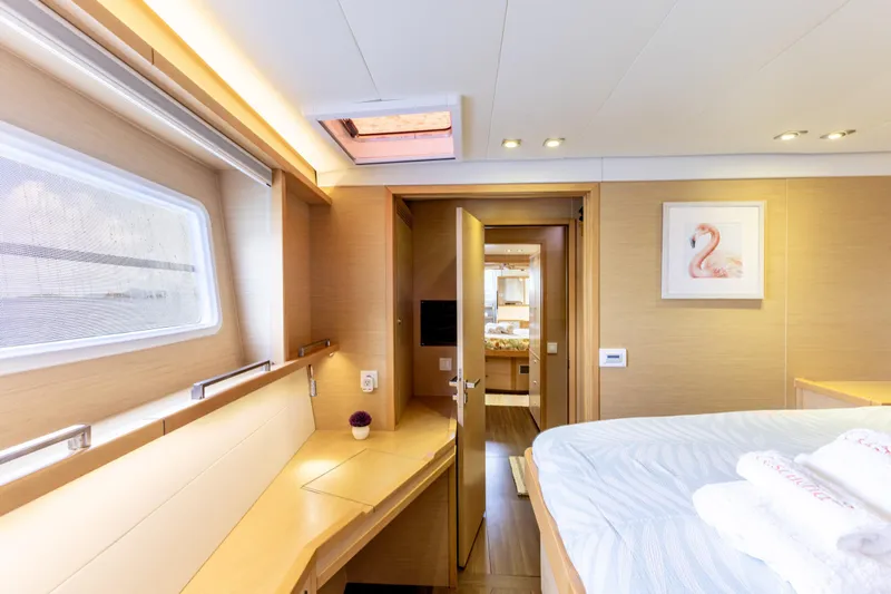 Cascadia 2 Yacht Photos Pics 