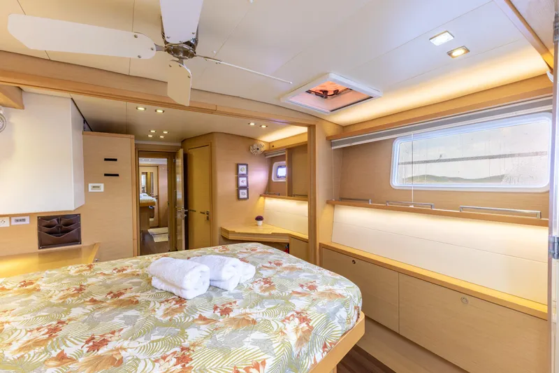 Cascadia 2 Yacht Photos Pics 