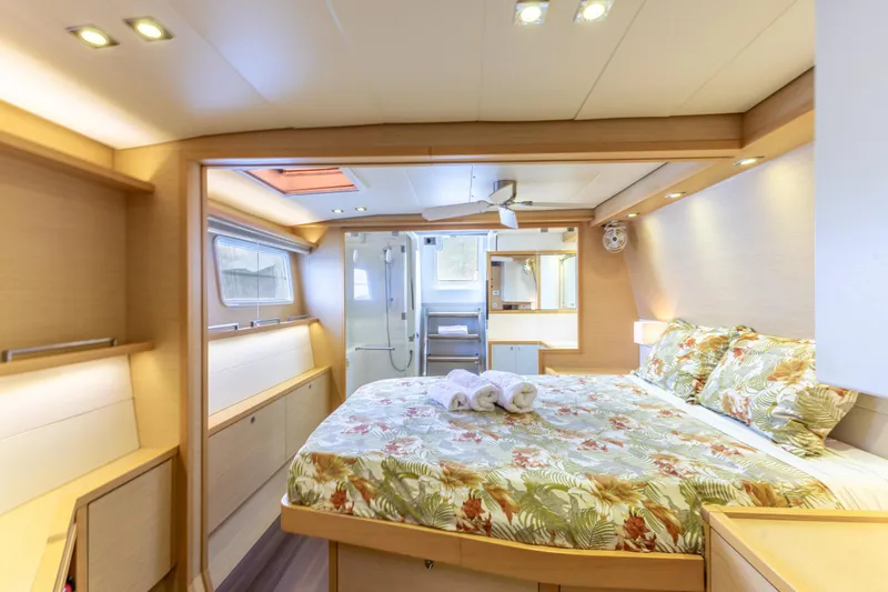 Cascadia 2 Yacht Photos Pics 