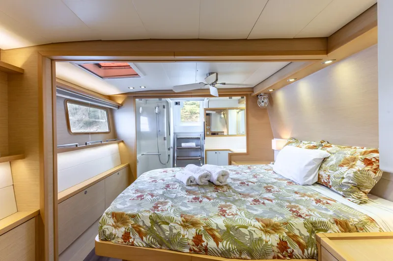 Cascadia 2 Yacht Photos Pics 