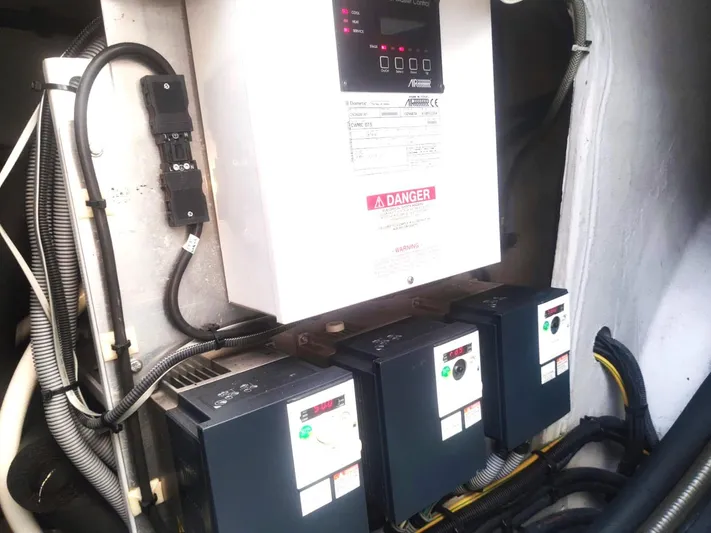 Cascadia 2 Yacht Photos Pics 