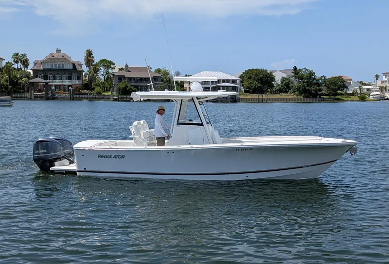  Yacht Photos Pics REGULATOR 28 IN WATER - STARBOARD SIDE