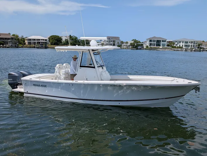  Yacht Photos Pics REGULATOR 28 - IN WATER - STARBOARD SIDE