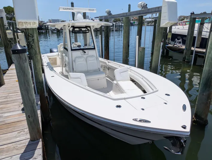  Yacht Photos Pics REGULATOR 28 - STARBOARD SIDE BOW