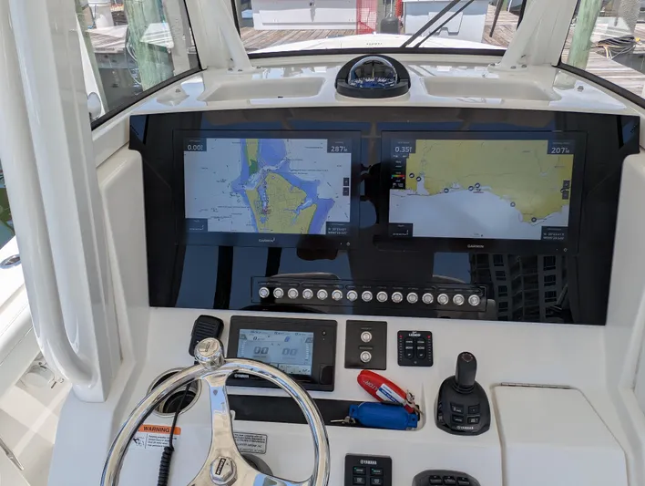  Yacht Photos Pics REGULATOR 28 DASH - GARMINS, YAMAHA CL7, JOYSTICK, HELM MASTER