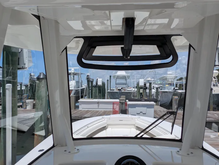  Yacht Photos Pics REGULATOR 28 WINDSHIELD VENT