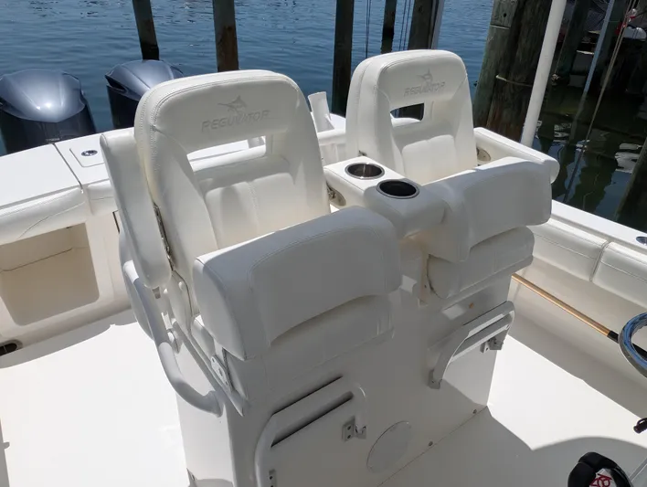  Yacht Photos Pics REGULATOR 28 LEANING POST