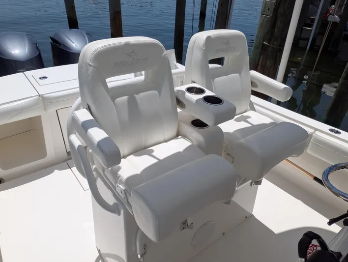  Yacht Photos Pics REGULATOR 28 LEANING POST - BOLSTER SEATING WITH ARMREST